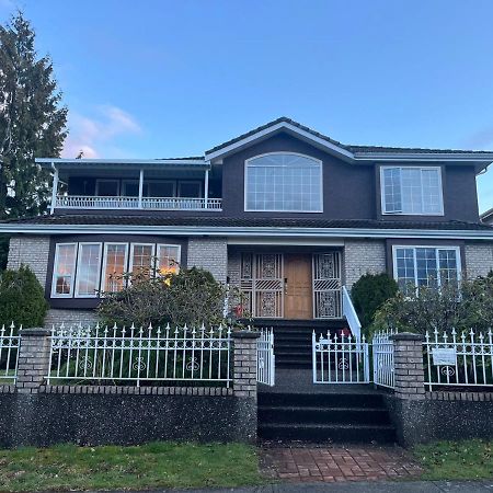 C And D Cozy Bedroom Vancouver Exterior photo